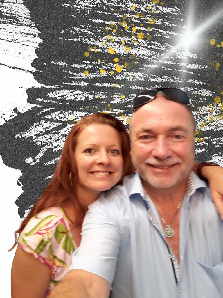 Frau und Mann vor schwarzem Hintergrund mit Licht